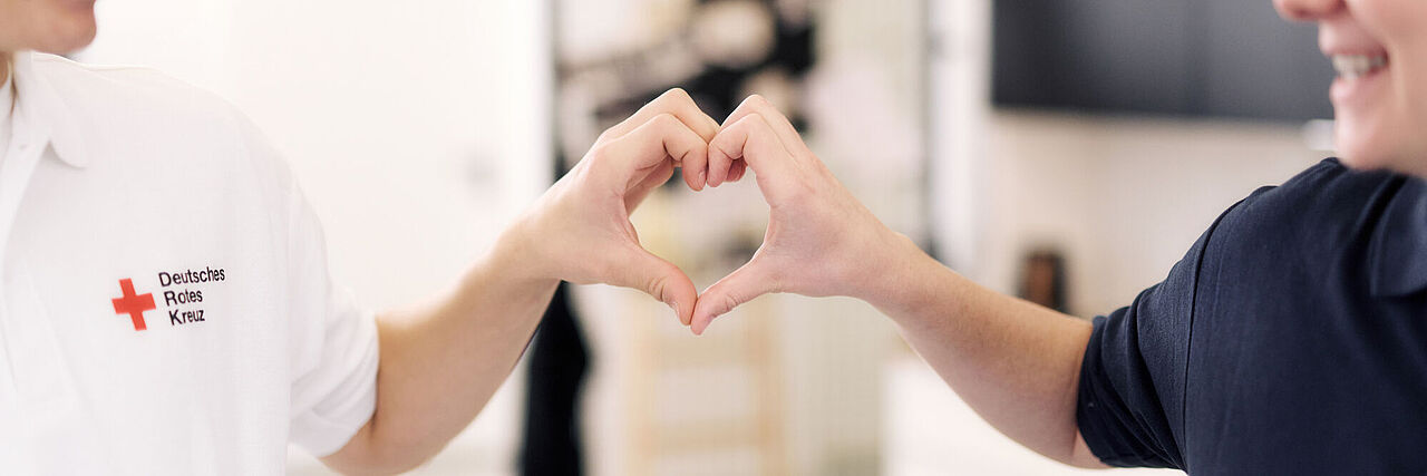 Zwei Hände formen ein Herz