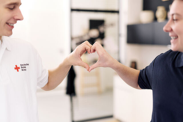 Zwei Hände formen ein Herz